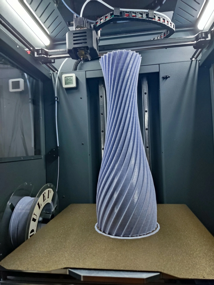 Надежное сцепление модели со столом в течение всего времени печати