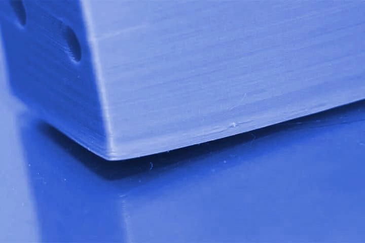 Модель отлетает от стола во время печати