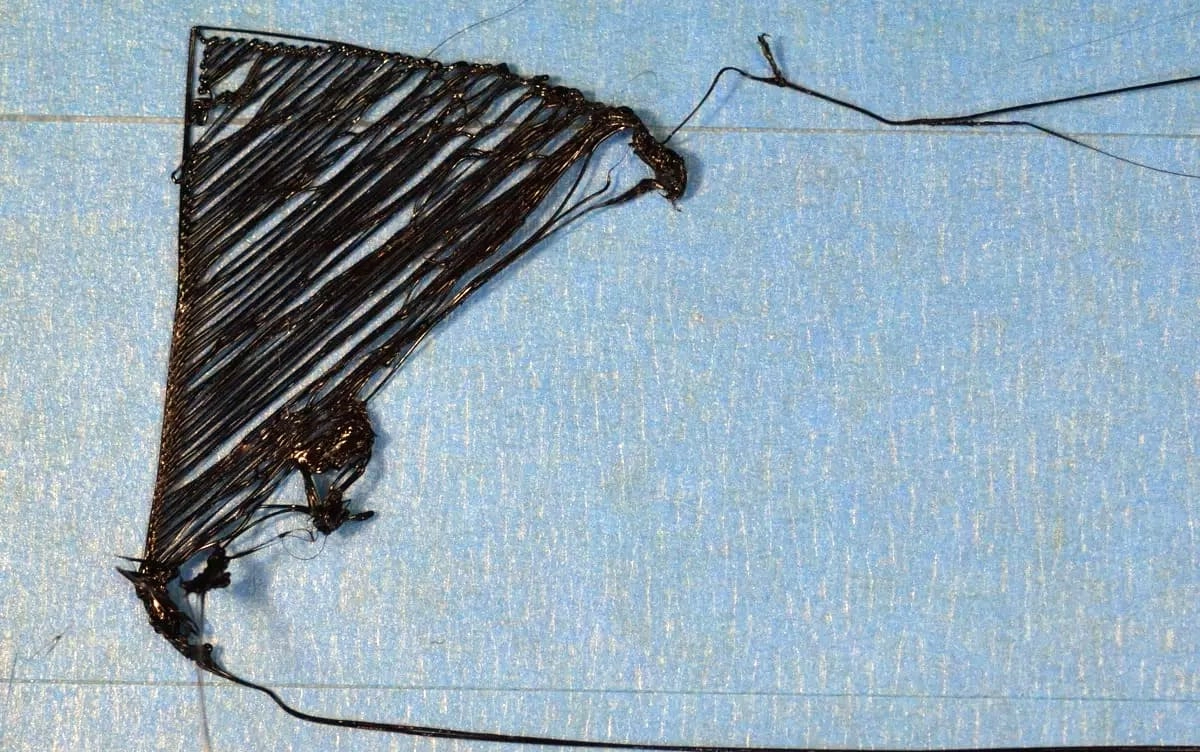 Пластик скатывается в клубок